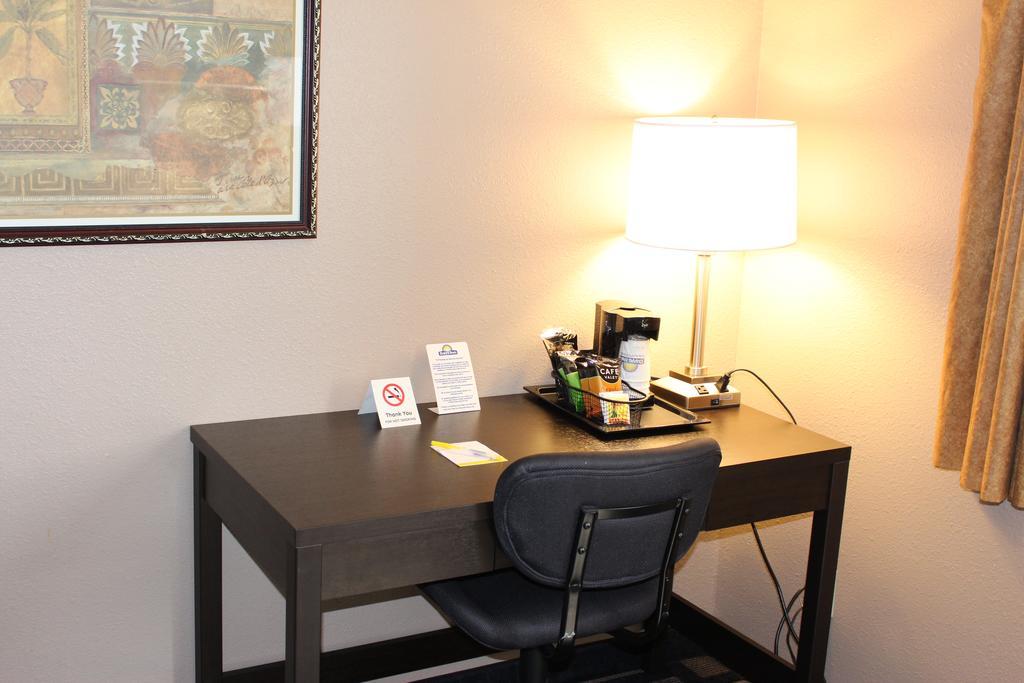 Days Inn By Wyndham Watertown Habitación foto