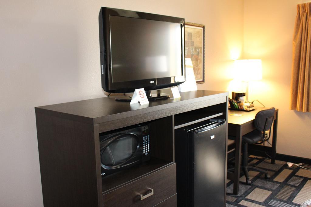 Days Inn By Wyndham Watertown Habitación foto