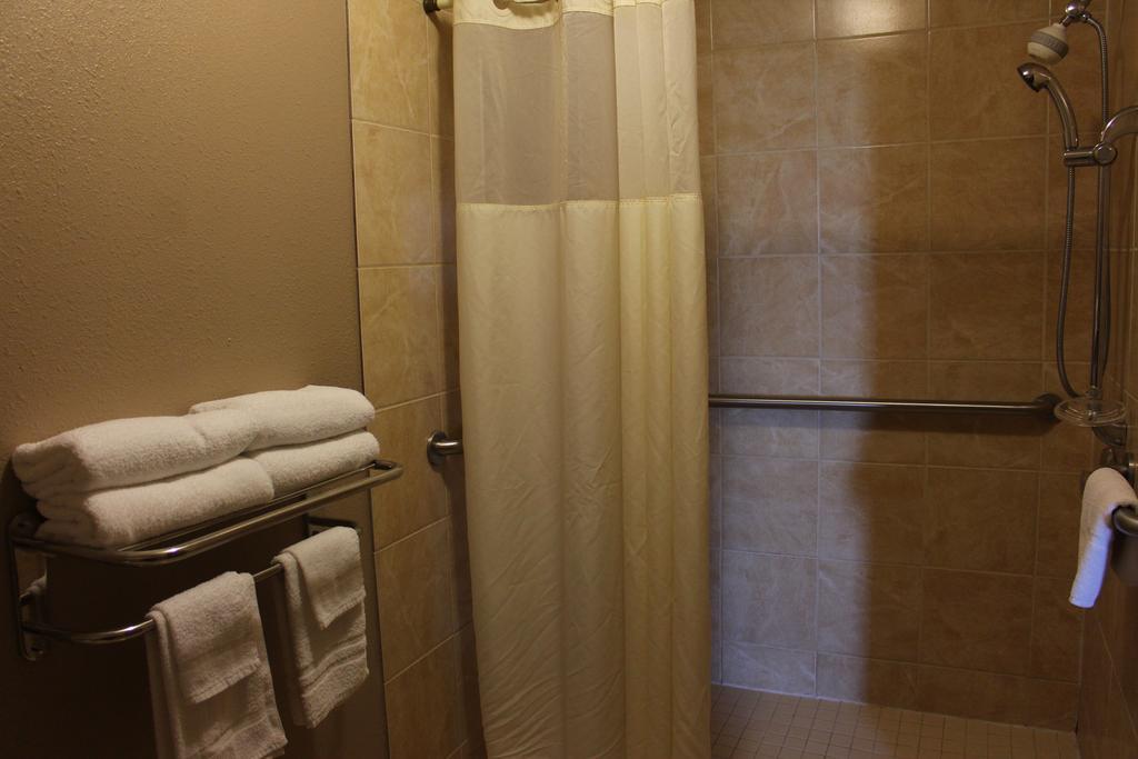 Days Inn By Wyndham Watertown Habitación foto